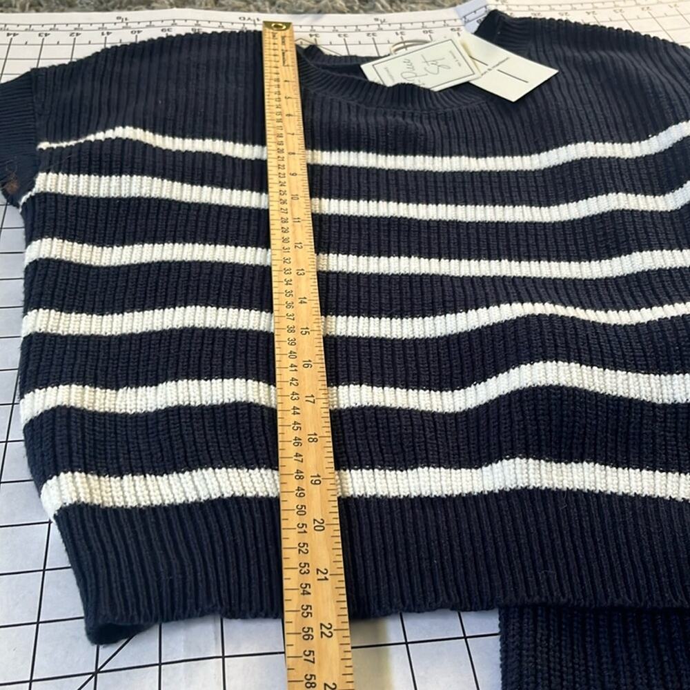 Knit 2 Piece Short Set Navy and White Sz L - Picture 3 of 6